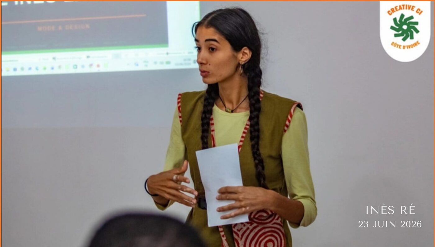 Inès Ré présentant Résone sur scène lors du programme Créative Côte d'Ivoire.