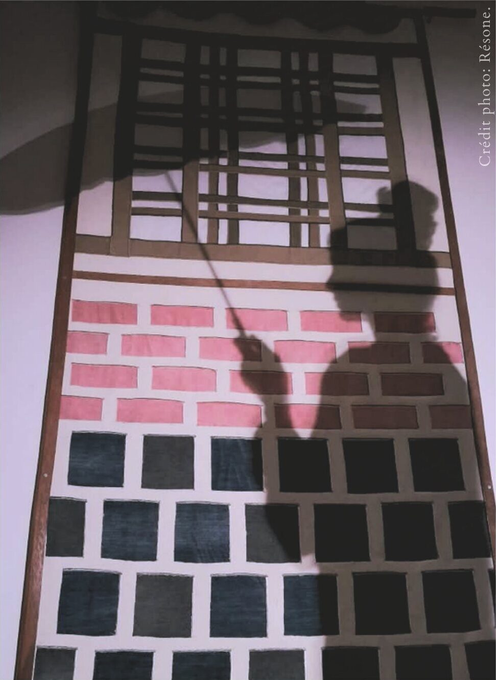 L'ombre d'une personne projetée sur le panneau textile HANOKA.