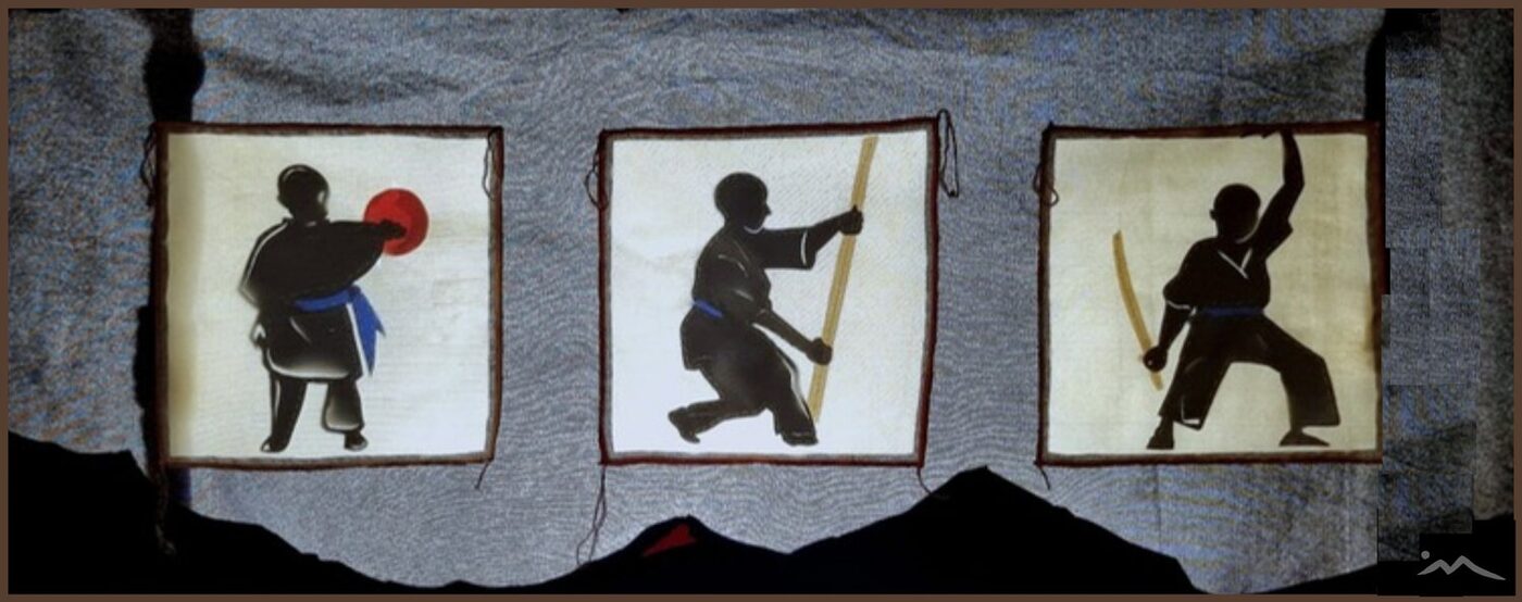 Triptyque en ombres chinoises : trois silhouettes de karatékas en mouvement.