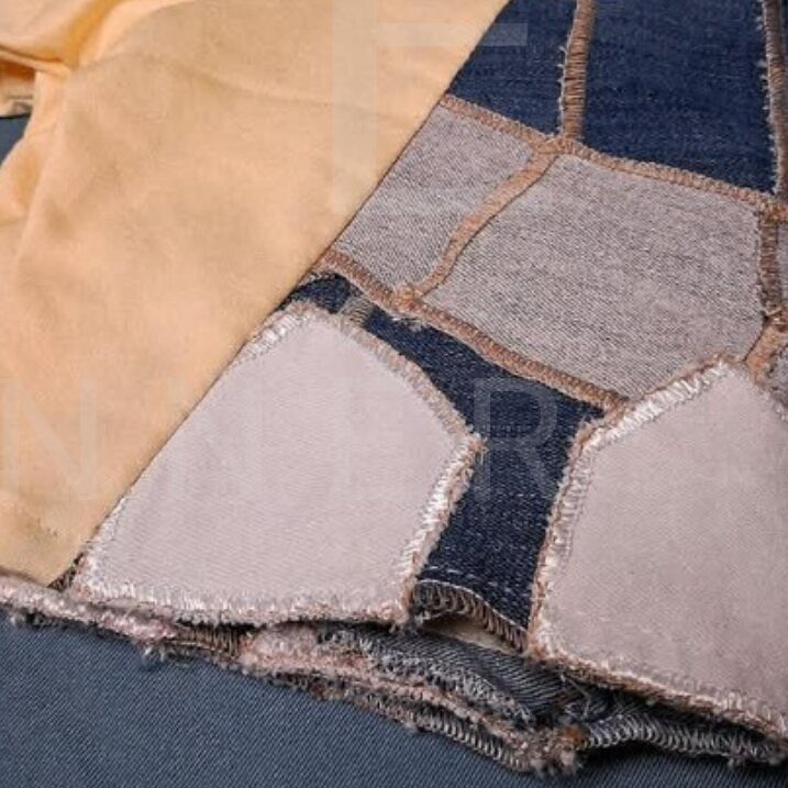 Détail d'assemblage : pièces de denim et de popeline cousues bord à bord.