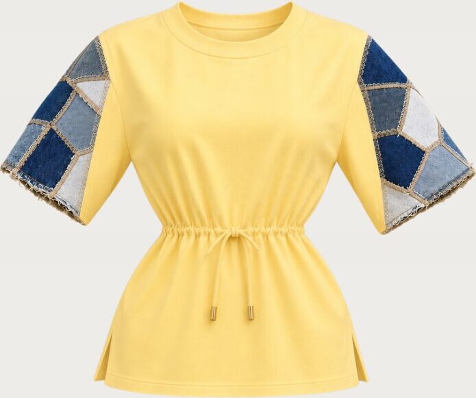 Haut jaune safran à manches courtes, empiècements patchwork en denim aux épaules.