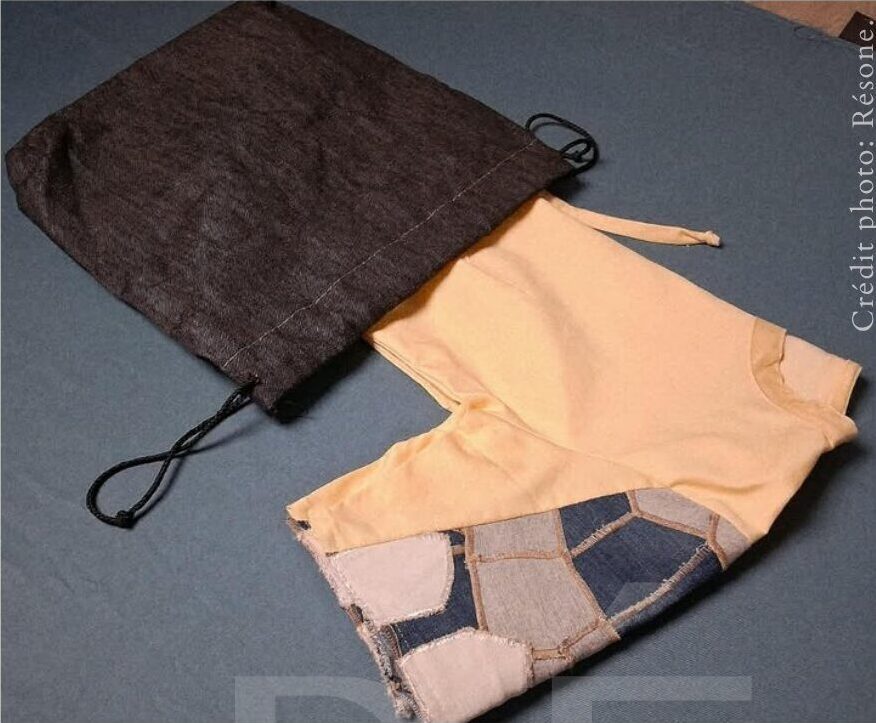 Pochette en denim à cordon, posée près d'un ensemble pêche à panneau patchwork.